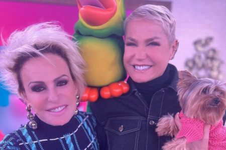 Foto colorida de Ana Maria Braga e Xuxa sorrindo no Mais Você - Metrópoles