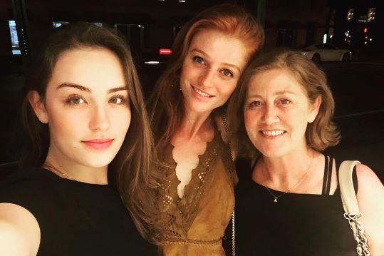 Letícia Paz, Cíntia Dicker e a mãe posando para foto - Metrópoles