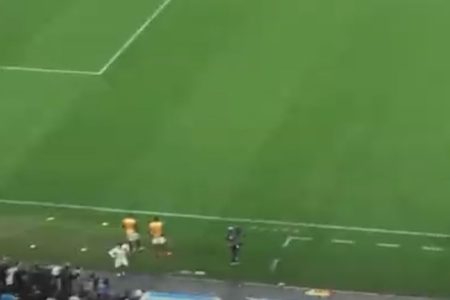 Vídeo do preparador físico do Universitário imitando macaco em direção a torcida do Corinthians - Metrópoles