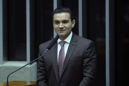 imagem colorida do deputado Celso Sabino no plenário da Câmara - Metrópoles