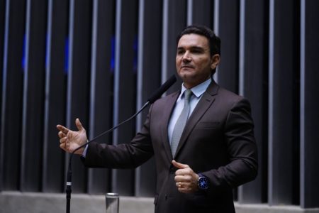 imagem colorida do deputado Celso Sabino no plenário da Câmara - Metrópoles