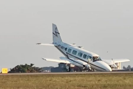 Bimotor pousa de bico em aeroporto de Sorocaba