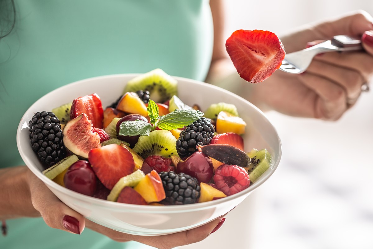 Foto colorida de tigela branca com frutas, a exemplo de figos, morangos, framboesa, kiwi e cranberry - Metrópoles