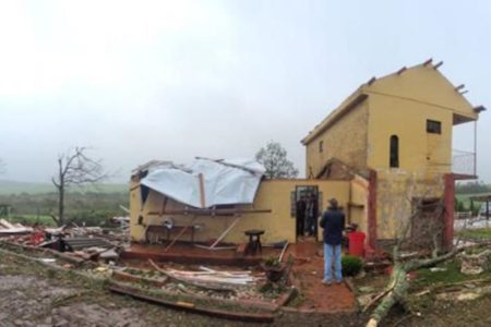 Foto colorida de casa destruída devido a passagem do ciclone extratropical - Metrópoles