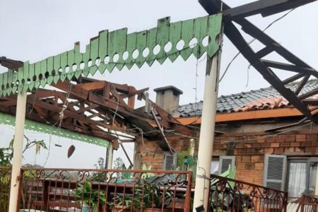 Foto colorida de casa destelhada em Campo Novo - Metrópoles