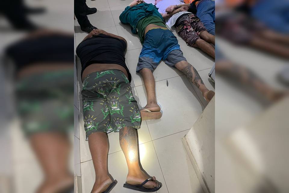 Trio de traficantes deitados em chão de sala - Metrópoles