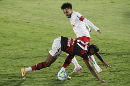 Claudinho em ação pelo Red Bull Bragantino contra o Flamengo - Metrópoles