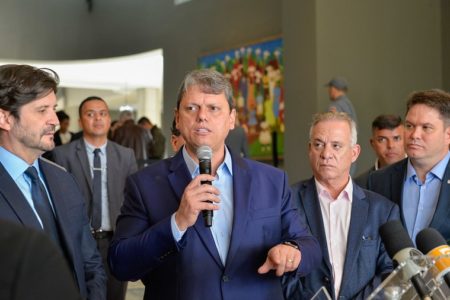 Imagem colorida do governador Tarcísio de Freitas falando ao microfone no Palácio dos Bandeirantes - Metrópoles