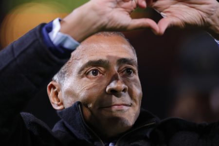 Após internação por infecção intestinal, quadro de Romário é estável e ex-atleta passa bem - Metrópoles
