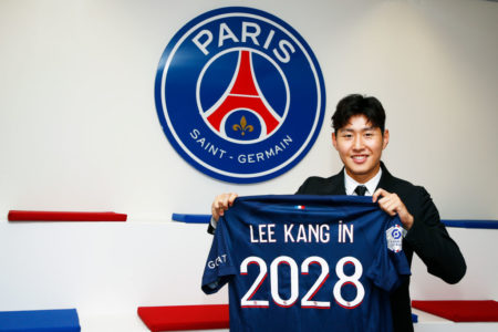 Lee Kang-in sendo apresentado pelo PSG - Metrópoles