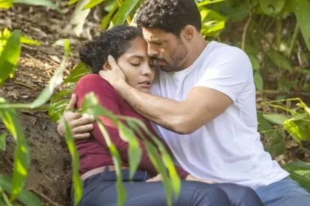 Imagem colorida de Aline (Barbara Reis) sendo abraçada por Caio (Cauã Reymond) em cena da novela Terra e Paixão - Metrópoles