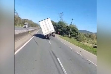 Imagem colorida de caminhão quase tombando em rodovia em SC - Metrópoles