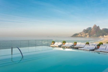 Piscina com vista para o mar e o pão de açucar ao fundo na Cidade do Rio de Janeiro - Metrópoles