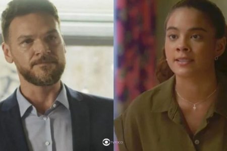 Montagem colorida de Theo (Emilio Dantas) e Jenifer (Bella Campos) em cenas de Vai na Fé - Metrópoles