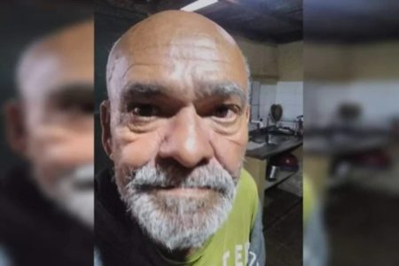 idoso careca e barba branca fazendo selfie de forma séria