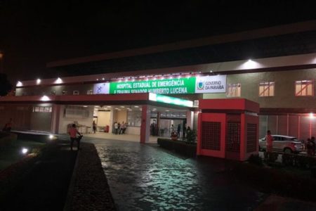 Foto colorida do Hospital de Emergência e Trauma Humberto Lucena, onde PM baleado foi transferido - Metrópoles