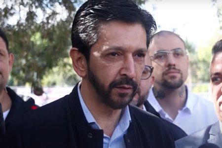 Imagem colorida de Ricardo Nunes, homem branco, de barba e cabelo pretos, de jaqueta e camisa azul, durante entrevista - Metrópoles