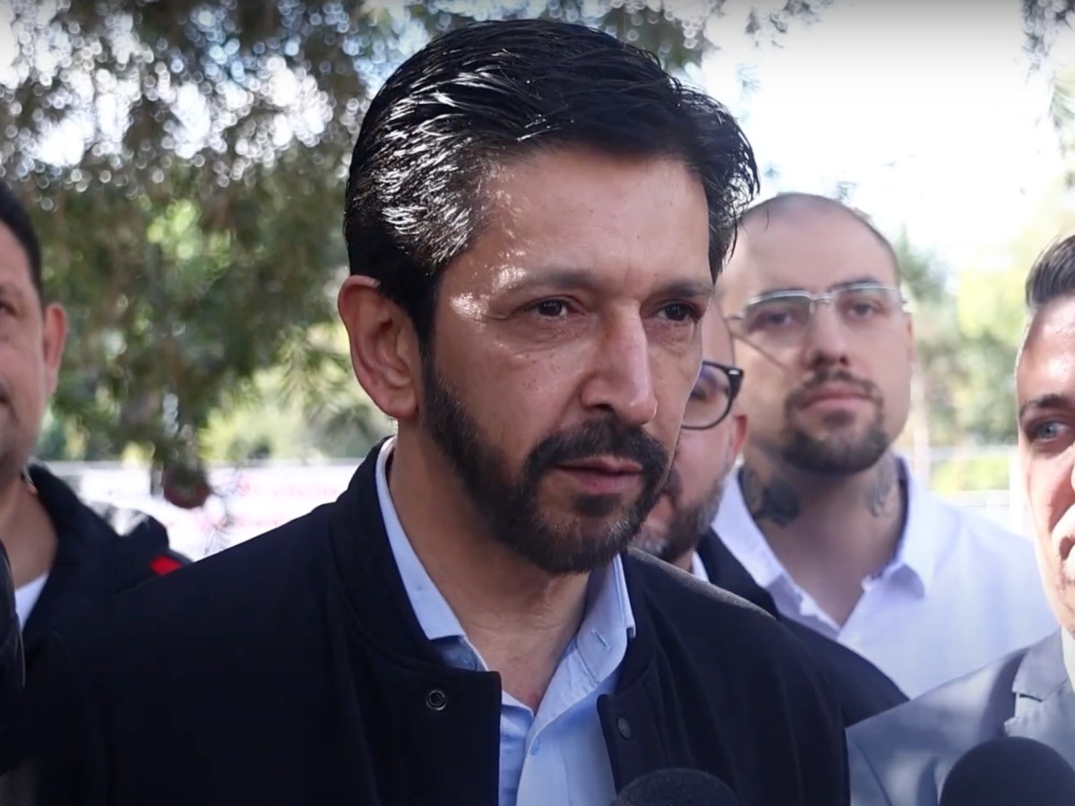 Imagem colorida de Ricardo Nunes, homem branco, de barba e cabelo pretos, de jaqueta e camisa azul, durante entrevista - Metrópoles