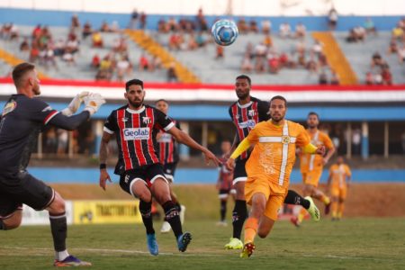 Jogadores de Brasiliense e Anápolis disputam a bola em jogo da Série D - Metrópoles