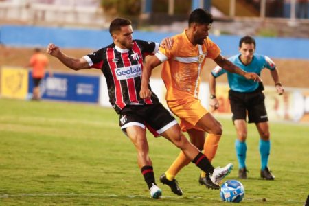 Na imagem, jogadores de Anápolis e Brasiliense disputam jogada sob olhar do juiz da partida - Metrópoles