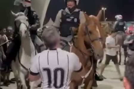 Policial Militar e homem com camisa de time discutem em estádio em João Pessoa - Metrópoles