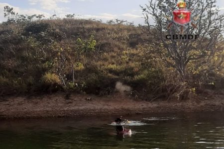 Bombeiros buscando vítima de afogamento em lago de Goiás