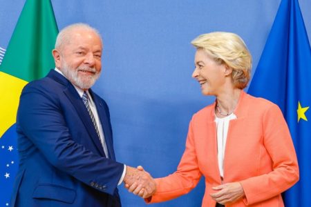 imagem colorida de Lula e a presidente da da Comissão Europeia, Ursula von der Leyen - Metrópoles