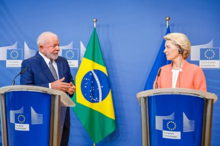 foto colorida presidente Lula e presidente da comissão europeia - Metrópoles