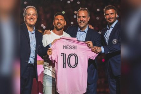 Lionel Messi sendo apresentado no Inter Miami - Metrópoles