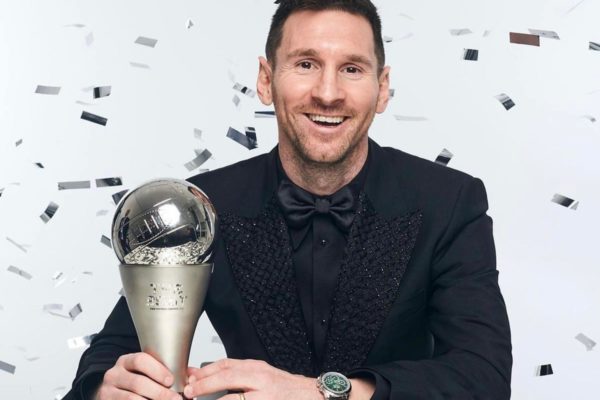 Messi posando com o prêmio de melhor jogador do mundo - Metrópoles