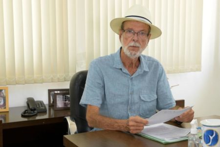 imagem prefeito de cabo frio sentado em cadeira - Metrópoles