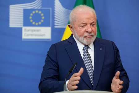 imagem colorida Lula na Bélgica discursando - Metrópoles