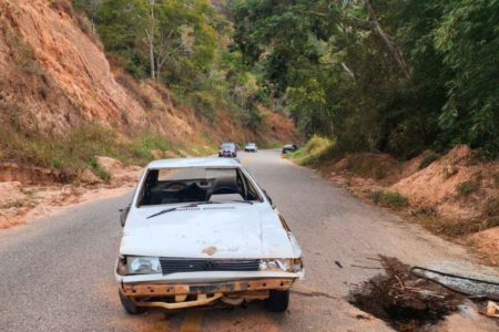 Carro capotado após curva em MG. - Metrópoles