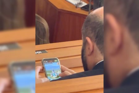 Candidato ao STJ joga no celular durante discurso do ministro ministro Alexandre de Moraes, em Portugal - Metrópoles