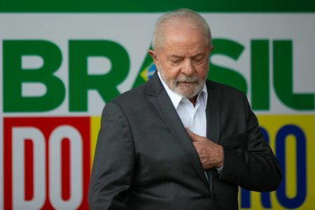 Imagem colorida do presidente Lula olhando para baixo e colocando a mão no bolso do terno - Metrópoles