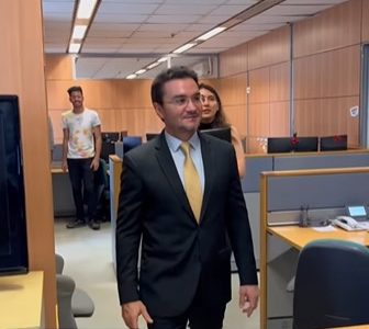 Imagem colorida mostra Celso Sabino visitando as instalações do Ministério do Turismo