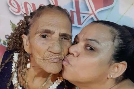 Imagem mostra mãe e filha. A mulher idosa que aparece na foto morreu após uma confusão registrada em hospital do Rio de Janeiro - Metrópoles