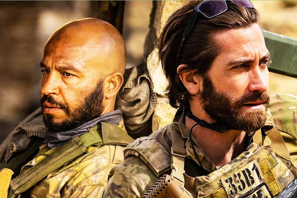 Imagem colorida de Jake Gyllenhaal (à direita) e Dar Salim (à esquerda) no filme O Pacto - Metrópoles