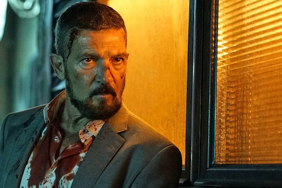 Imagem colorida de Antonio Bandeiras no filme O Assassino Perfeito - Metrópoles