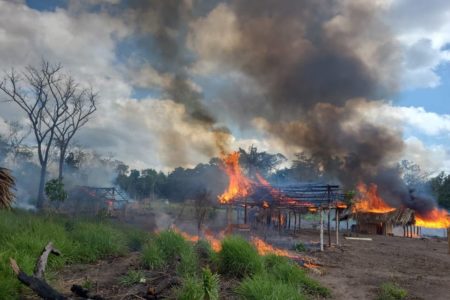 Foto colorida de acampamento ilegal pegando fogo dentro de terra indígena no Pará - Metrópoles