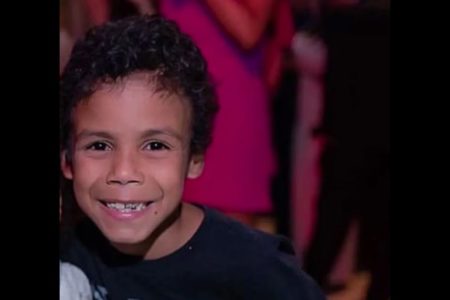 Lucas Henrique de Lima Franco Leão, de 7 anos, que foi espacando e morreu após pegar comida da geladeira, em foto sorrindo em SP