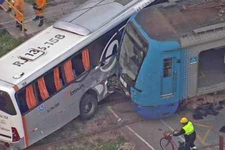 imagem colorida de colisão entre trem e ônibus - Metrópoles