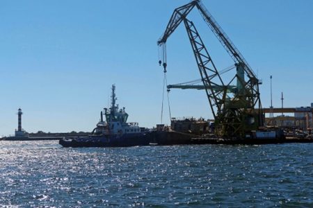 foto colorida de navio em porto na Ucrânia - Metrópoles