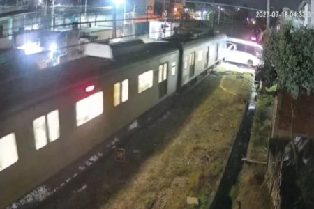 Momento da colisão entre trem e ônibus no RJ - Metrópoles