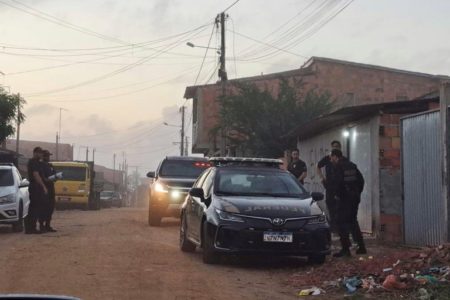 Foto colorida de agentes da PF em endereço alvo de operação - Metrópoles