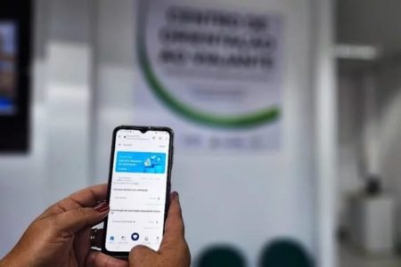 Imagem colorida do aplicativo ConecteSUS acessado por celular - Metrópoles