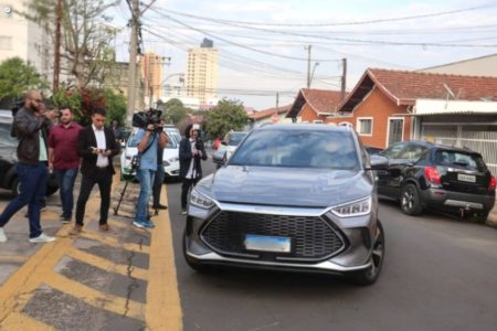 Imagem colorida do carro do casal acusado de agressão ao ministro alexandre de moraes chegando na delegacia da PF em Piracicaba - metrópoles