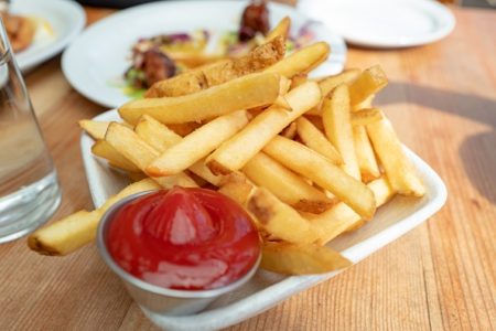 Foto mostra pote de batata frita acompanhado com um ketchup - Metrópoles