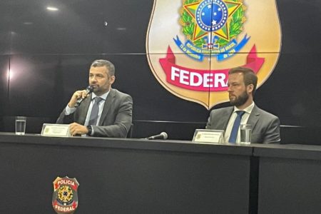 Dois delegados da PF dão coletiva na sede da PF em São Paulo