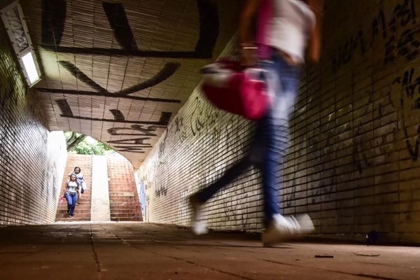 Fotografia colorida de mulheres em passagem subterrânea de Brasília